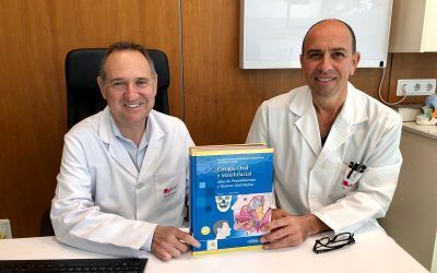 Los doctores Morey y Caubet, co-autores de un atlas de procedimientos y técnicas quirúrgicas